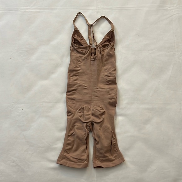 SKIMS SEAMLESS SCULPT MID THIGH BODYSUIT - Picture 3 of 3